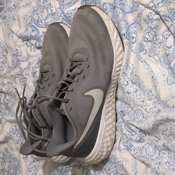 Nike Men's Revolution Shoe - Picture 6 of 7